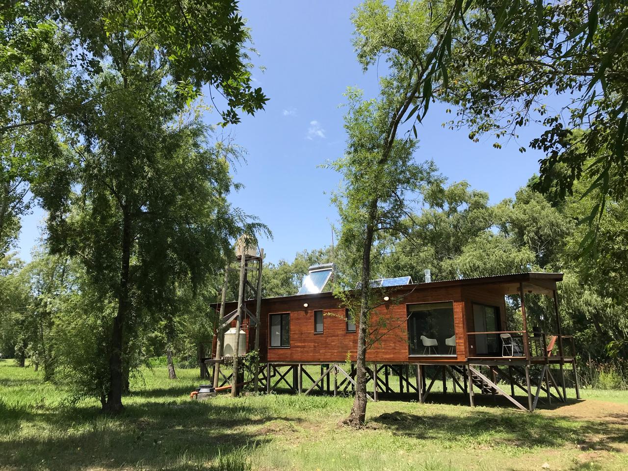 Exterior de la cabaña integrada al paisaje
