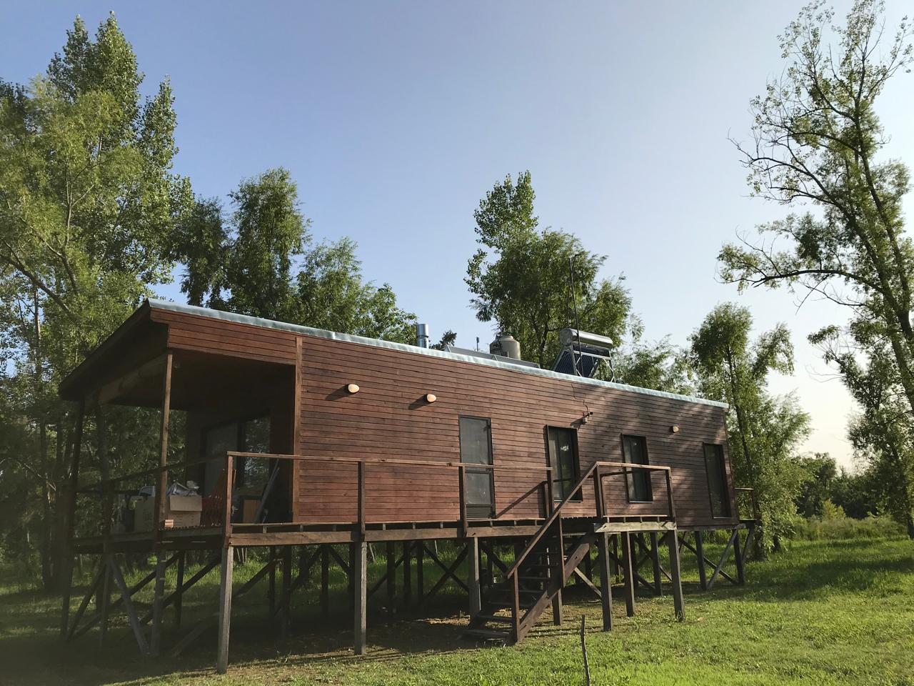 Dormitorio con salida al deck y vista al verde