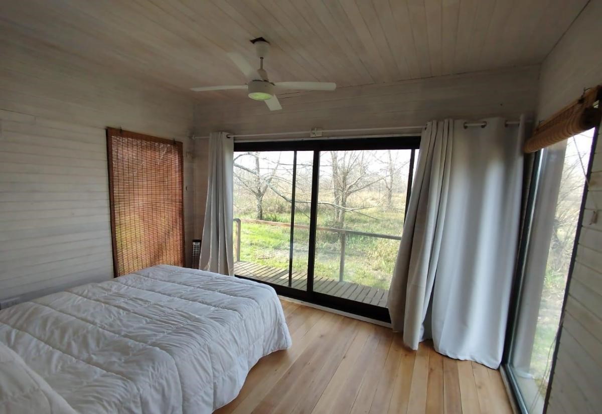 Dormitorio amplio con ventanales