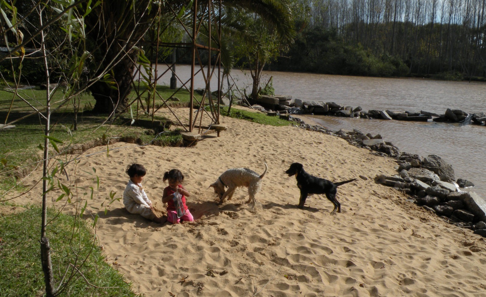 Playa sobre la costa del lote con vista al canal